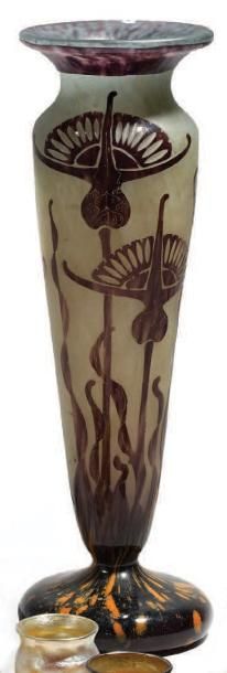 LE VERRE FRANÇAIS Vase balustre sur talon Épreuve en verre multicouche à décor dégagé...