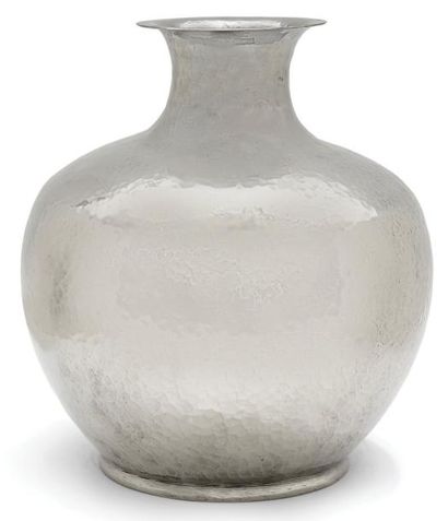 Jean DESPRES (1889-1980) Vase sur talon de forme boule à col resserré en métal argenté...