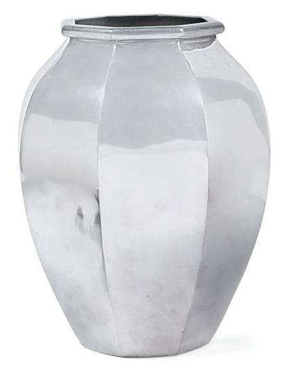 Jean DESPRES (1889-1980) Vase balustre octogonale en métal argenté Signé Després...