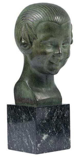 Gaston HERBEMONT (1883-?) Buste de jeune fille Épreuve en bronze à patine verte,...
