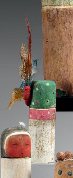null Kachina tubulaire Acoma Milieu du XXème siècle Bois, pigments, plumes, laine...
