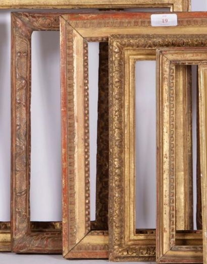 null BAGUETTE en bois sculpté et doré à décor Bérain. Epoque Louis XIV30 x 24,5 x...