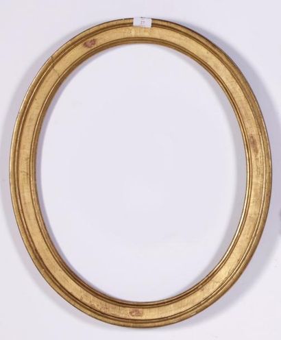 null CADRE ovale en chêne mouluré et doré. Epoque Louis XVI54 x 44,5 x 5,5 cm