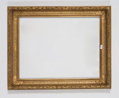 null CADRE en bois et stuc dorés dit « à canaux ». XIXe siècle. 58 x 69 x 10 cm