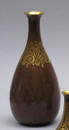 null VASE « bouteille » en dinanderie à décor de motifs orientalisant dorés sur fond...