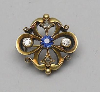 null BROCHE en alliage d'or à décor de volutes quadrilobées ornées de diamants et...