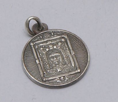 null MEDAILLE en argent à l'image du Saint Suaire d'un côté et du Palais de Pierre...