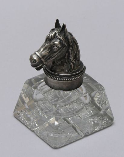 null ENCRIER en cristal à base taillée , le couvercle surmontée d'une tête de cheval...