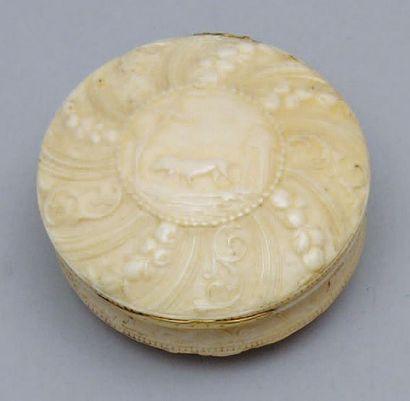 TABATIERE ronde bombée en ivoire sculpté...