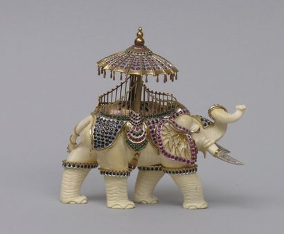 ELEPHANT en ivoire sculpté, harnaché d'alliage...