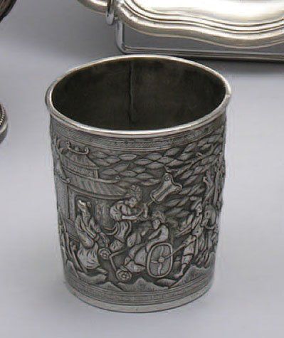 null TIMBALE droite en argent, à décor de personnages chinois sur fond de végétation,...