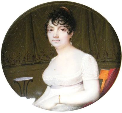 ECOLE FRANÇAISE début XIXe siècle. Femme en robe blanche. Miniature ronde sur ivoire....