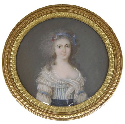 ECOLE FRANCAISE vers 1820 Portrait de femme en buste, de face, en robe bleue et coiffée...