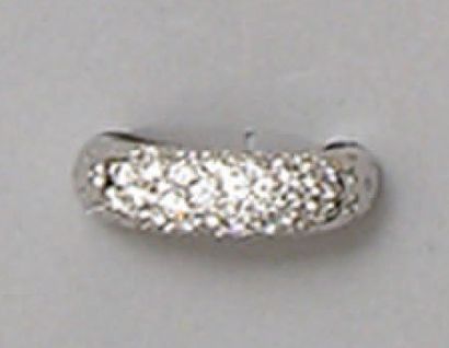 BAGUE anneau bombé en or gris, pavée de diamants...