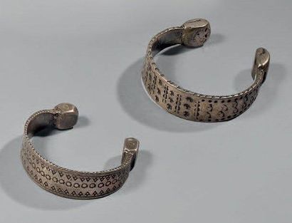 null Deux bracelets en argent gravé - Tunisie - Afrique du Nord Diam.: 7,3 cm et...