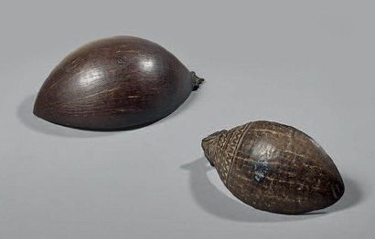 null Deux cuillères - Iles Fidji Noix de coco H.: 10,6 cm et 12 cm dont l''une est...