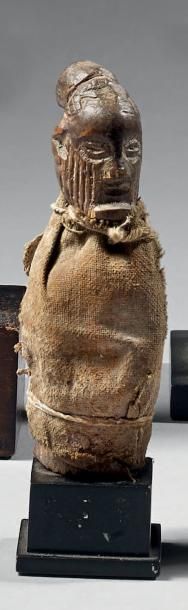 null Statuette reliquaire Teké - République du Congo Bois - tissu H.: 10,5 cm Du...