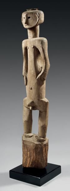 null Poteau Tiv - Nigéria Bois dense H.: 138 cm Il représente un homme debout, les...