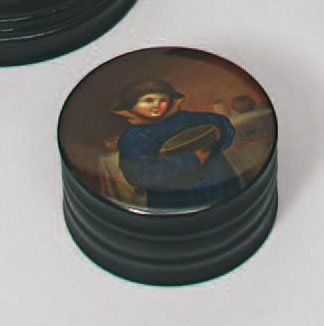 null Petite BOITE ronde à décor d'un enfant devant une table. Russie, XIXème siècle....