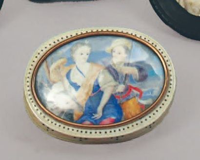 null Belle BOITE ovale en ivoire, ornée d'une miniature peinte représentant Diane...