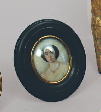 null VERNET (Alfred ?). Portrait de femme au collier de perles. Miniature ovale sur...