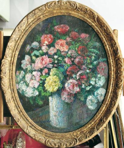 Victor CHARRETON (1864-1936). Bouquet de fleurs dans un vase. Huile sur carton ovale,...