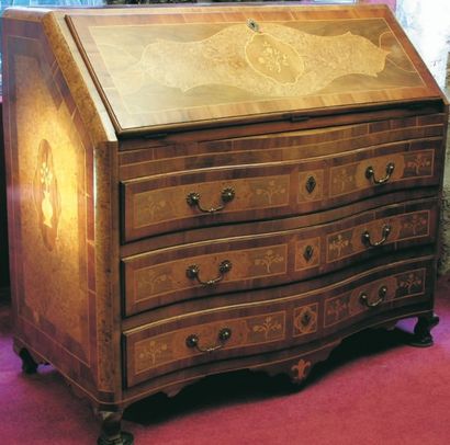 null Belle COMMODE SCRIBAN en placage de prunier, noyer et réserves de loupe de frêne....