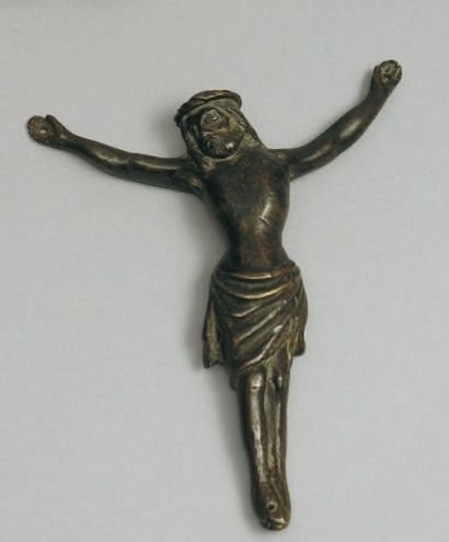 CHRIST en bronze à patine sombre. Long périzzonium...