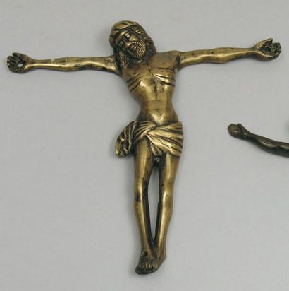  Très beau CHRIST en bronze à patine claire. Vers 1500. H. : 17 cm.