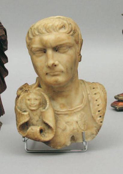 null BUSTE de l'empereur Trajan en marbre blanc avec coloration jaune par endroit....