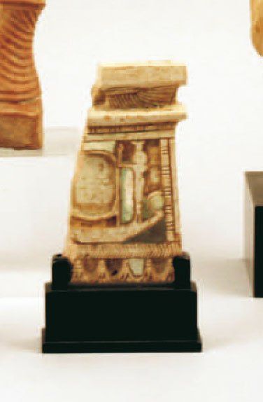  PECTORAL fragmentaire sculpté d'une part d'une déesse sur une barque sacrée, et...