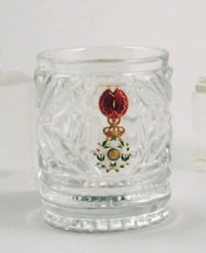  GOBELET en cristal taillé décoré d'une légion d'honneur sur paillon d'or. Vers 1830/40....