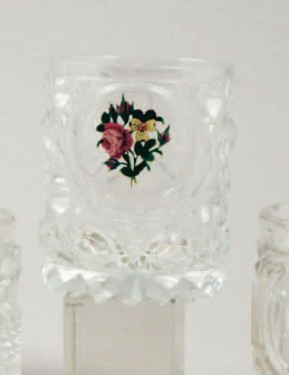 null GOBELET en cristal taillé décoré d'une rose, d'une pensée et de quatre boutons...