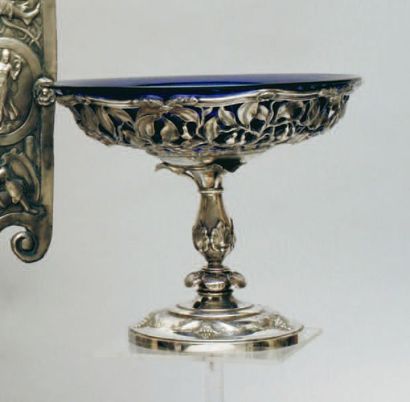 null Originale COUPE à piédouche ajouré de pruniers au naturel en argent, intérieur...