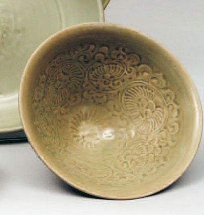 CHINE Epoque SONG (960 - 1279) Bol conique en grès émaillé céladon à décor moulé...