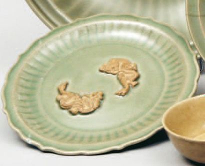CHINE Epoque MING (1368 - 1644) Plat polylobé en grès émaillé céladon à décor appliqué...
