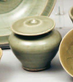 CHINE Epoque MING (1368 - 1644) Petit pot couvert en grès émaillé céladon. Longquan,...