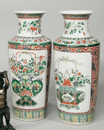 null CHINE, début XIXème siècle PAIRE DE VASE ROULEAU en porcelaine famille verte...