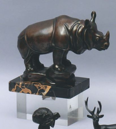 I.ROCHARD Ecole du XXe siècle Rhinocéros Bronze signé H : 20 cm L : 22 cm