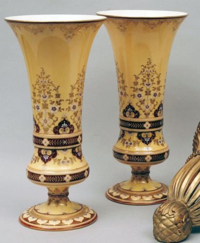 null PAIRE DE VASES CORNET en porcelaine de Sèvres à fond jaune décorés de motifs...