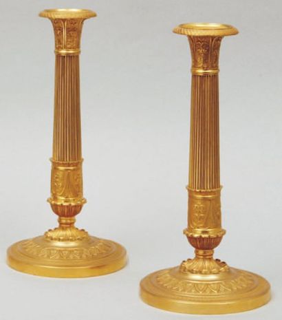 null PAIRE DE BOUGEOIRS en bronze ciselé et doré, le fut en forme de colonne fuselée...