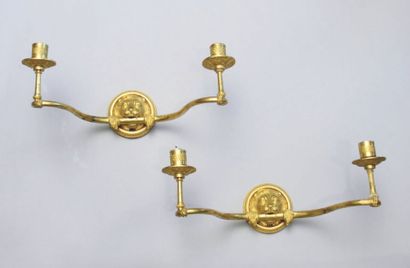 null PAIRE D'APPLIQUES en bronze doré à deux bras de lumière retenu par un mufle...