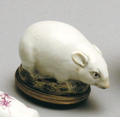 null TABATIERE en porcelaine polychrome en forme de souris, intérieur doré, le couvercle...