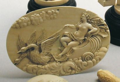 PLAQUE ovale en ivoire sculpté du char de...