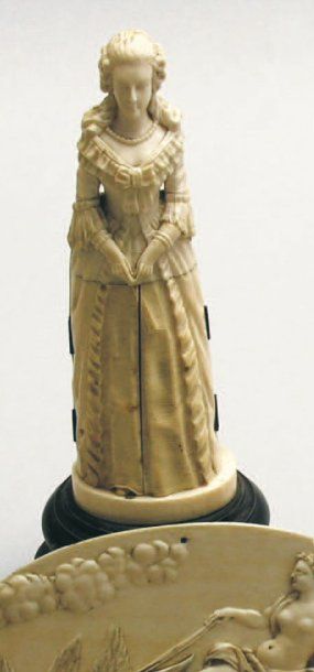 null STATUETTE en ivoire sculpté représentant une dame de Cour en robe d'époque Louis...