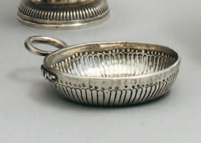 null TASTE VIN en argent godronné, anse serpent. Riom, vers 1775-1780. Maître Orfèvre...