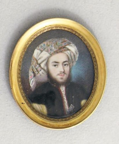null ECOLE FRANCAISE vers 1820 Portrait de jeune homme en turban. Miniature ovale....