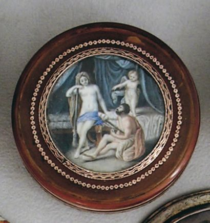 null ECOLE FRANÇAISE vers 1780 Hercule et Omphale. Miniature ronde sur ivoire. Diam...