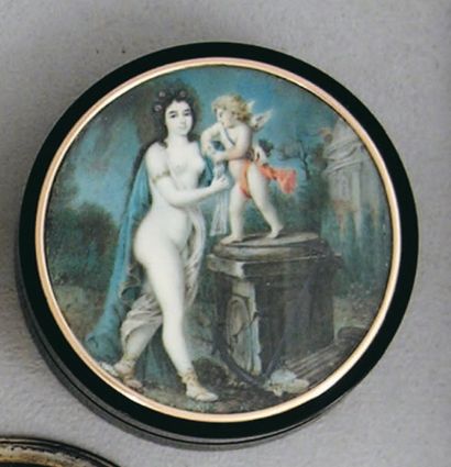 null ECOLE FRANÇAISE, fin du XVIIIe siècle Jeune femme dévêtue tenant l'Amour sur...