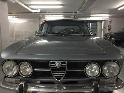 null ALFA ROMEO GTV 1750 Bertone de 1974.
Intérieur simili noir entièrement restauré...